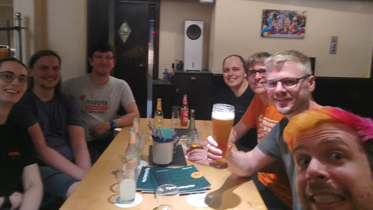 A group of happy people around a table enjoying a Stammtisch!